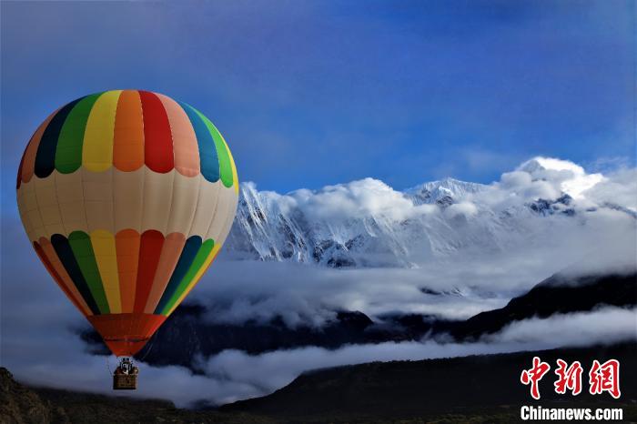 圖為雅魯藏布大峽谷旅游景區(qū)開展的與南迦巴瓦峰肩并肩的熱氣球體驗項目(資料圖)?！∥鞑芈糜喂煞萦邢薰?供圖 