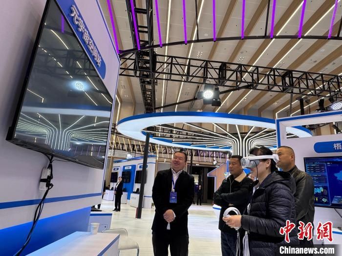 12月5日,民眾在第五屆西部數(shù)字經(jīng)濟博覽會現(xiàn)場體驗產(chǎn)品。 李一璠 攝 12月5日,民眾在第五屆西部數(shù)字經(jīng)濟博覽會現(xiàn)場體驗產(chǎn)品?!±钜画[ 攝