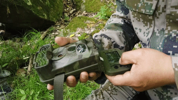 這些長方形的迷彩盒子在野生動物靠近時，會通過熱感應(yīng)開啟拍下它們在鏡頭前活動的視頻和照片。