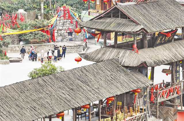 一月十二日，游客在石椅村游玩。