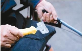 輪椅保安當(dāng)班7年被點贊 小區(qū)里從未丟過電動車