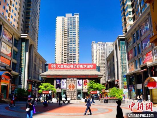 資料圖為西寧市城西區(qū)力盟商圈一角。黎曉剛 攝 資料圖為西寧市城西區(qū)力盟商圈一角。黎曉剛 攝