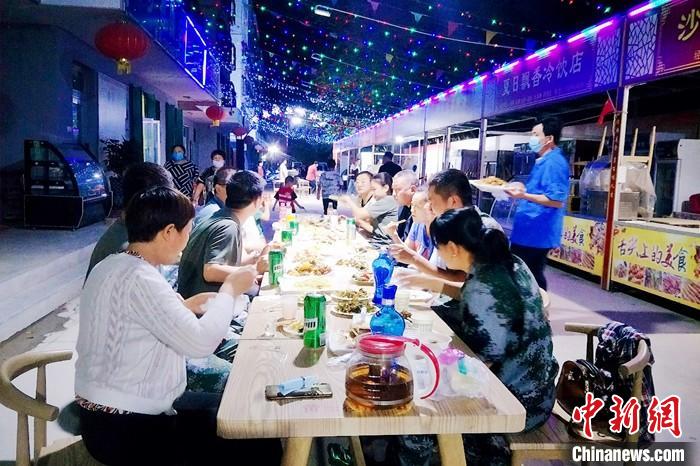 歇業(yè)一個多月的新疆兵團(tuán)第十三師黃田農(nóng)場新欣創(chuàng)業(yè)街夜市恢復(fù)營業(yè)。　朱秋梅 攝