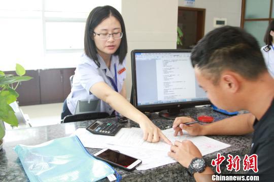 資料圖:晉江市稅務(wù)局創(chuàng)新開發(fā)納稅信用扣分提醒系統(tǒng),企業(yè)納稅 “信用違章”會(huì)有短信提醒。 柯文宣 攝 點(diǎn)擊進(jìn)入下一頁