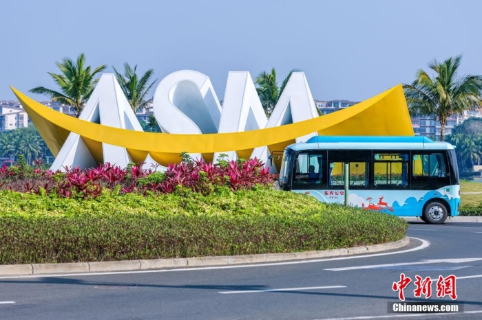 3月24日,一輛新能源穿梭巴士在“ASIA”標(biāo)識前經(jīng)過。博鰲亞洲論壇2025年年會將于3月25日至28日在海南博鰲舉行。目前,論壇年會各項工作已準(zhǔn)備就緒。<a target='_blank' href='/'>中新社</a>記者 駱云飛 攝 3月24日,一輛新能源穿梭巴士在“ASIA”標(biāo)識前經(jīng)過。博鰲亞洲論壇2025年年會將于3月25日至28日在海南博鰲舉行。目前,論壇年會各項工作已準(zhǔn)備就緒。<a target='_blank' href='/'>中新社</a>記者 駱云飛 攝