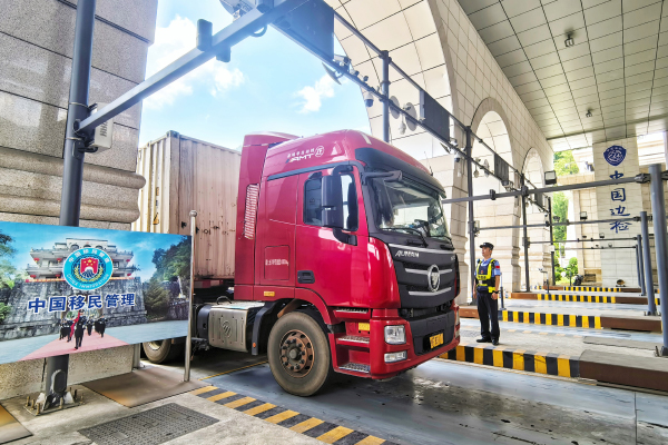 友誼關口岸出入境貨運通關現場。厲鑫攝