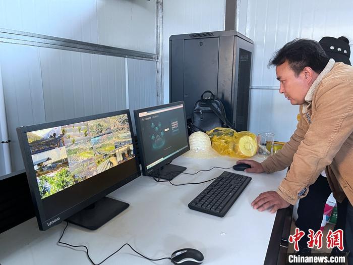 2020年12月18日,云南省怒江傈僳族自治州瀘水市老窩鎮(zhèn)老窩村,村民張李榮操作電腦對(duì)沃柑林進(jìn)行智能化管理。<a target='_blank' >中新社</a>記者 方偉彬 攝 點(diǎn)擊進(jìn)入下一頁(yè)