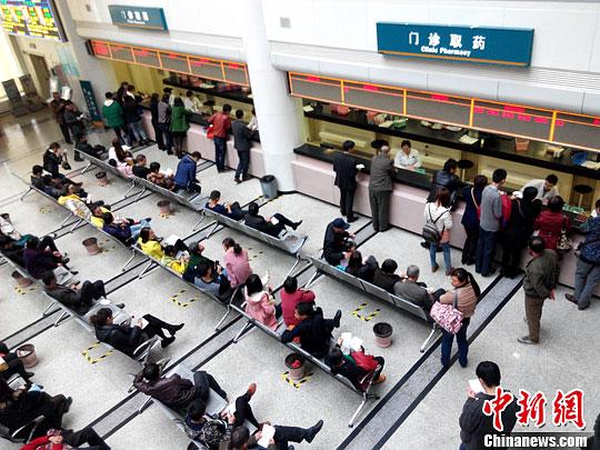 資料圖:市民在醫(yī)院等候領(lǐng)取藥品。<a target='_blank' >中新社</a>發(fā) 張斌 攝 點(diǎn)擊進(jìn)入下一頁