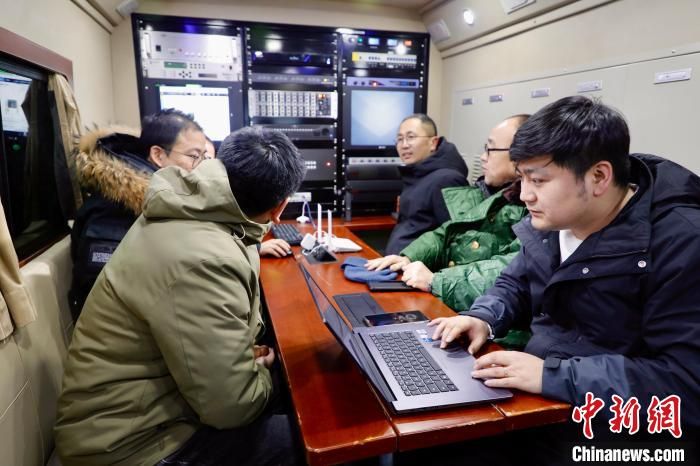 圖為工作人員為此次飛行提供服務(wù)保障?！∮荜?yáng)區(qū)委宣傳部供圖