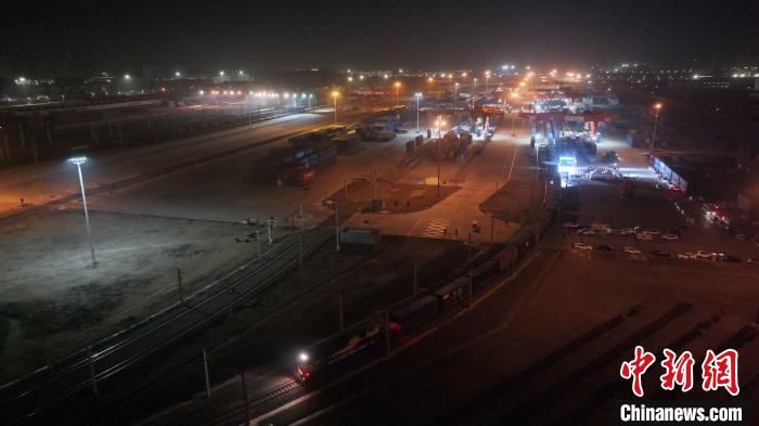 中歐班列(西安)新年首列暨西安—塔什干快速班列發(fā)車。西安浐灞國際港供圖 中歐班列(西安)新年首列暨西安—塔什干快速班列發(fā)車。西安浐灞國際港供圖