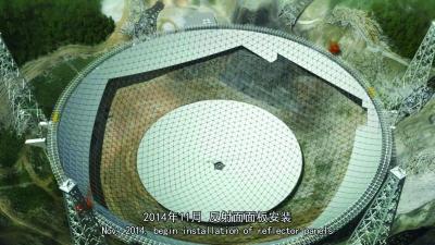 索網(wǎng)織好后，用反射面面板一圈圈鋪滿空隙