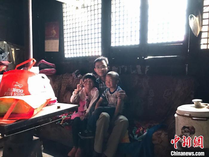 胡建亮在結(jié)對幫扶的貧困戶家。受訪者 供圖 胡建亮在結(jié)對幫扶的貧困戶家。受訪者 供圖