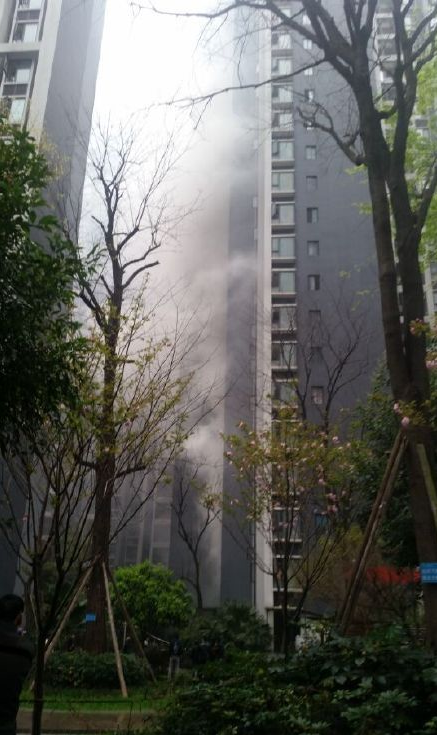 成都高校旁小區(qū)發(fā)生劇烈爆炸 現(xiàn)場一片狼藉