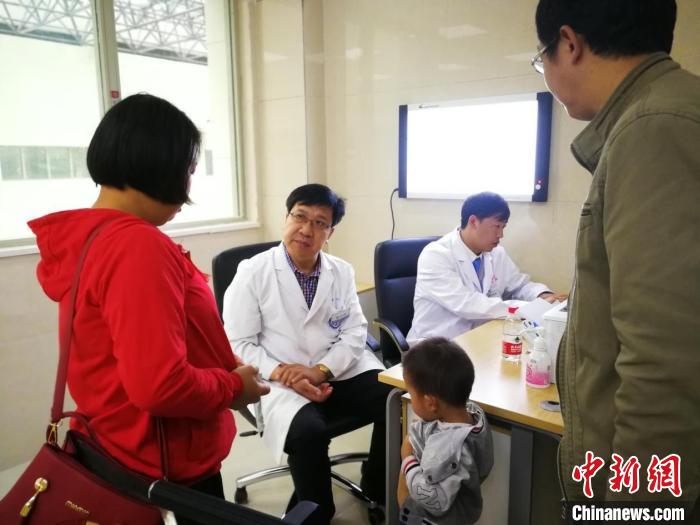 農(nóng)工黨黨員專家團(tuán)隊在鎮(zhèn)雄縣人民醫(yī)院在位幫扶坐診?!∞r(nóng)工黨成都市委會供圖 農(nóng)工黨黨員專家團(tuán)隊在鎮(zhèn)雄縣人民醫(yī)院在位幫扶坐診。 農(nóng)工黨成都市委會供圖