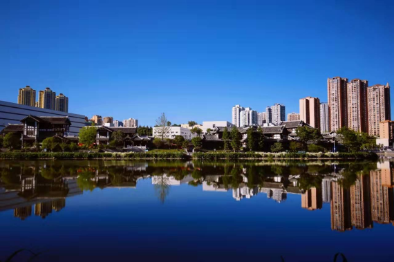 畢節(jié)城區(qū)生態(tài)優(yōu)美的碧陽湖。畢節(jié)市委宣傳部供圖 點擊進入下一頁