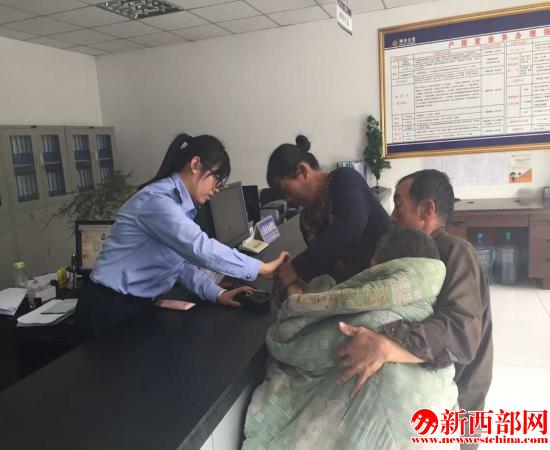 戶籍民警屈換霞為沈樹(shù)林采集指??jpg