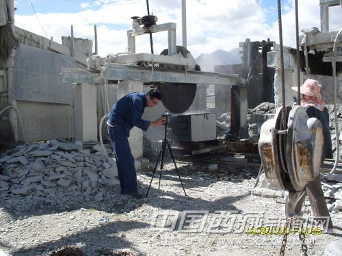 工作人員用儀器檢測(cè)職業(yè)病危害因素。自治區(qū)安監(jiān)局供圖