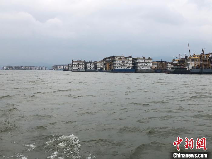 9月23日，被封停在鄱陽湖上的采砂船?！±罴?攝