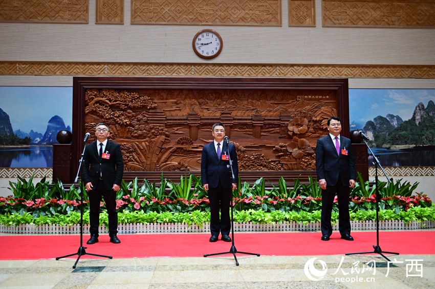 “代表通道”集體采訪活動。 人民網(wǎng) 雷琦竣攝 “代表通道”集體采訪活動。 人民網(wǎng) 雷琦竣攝