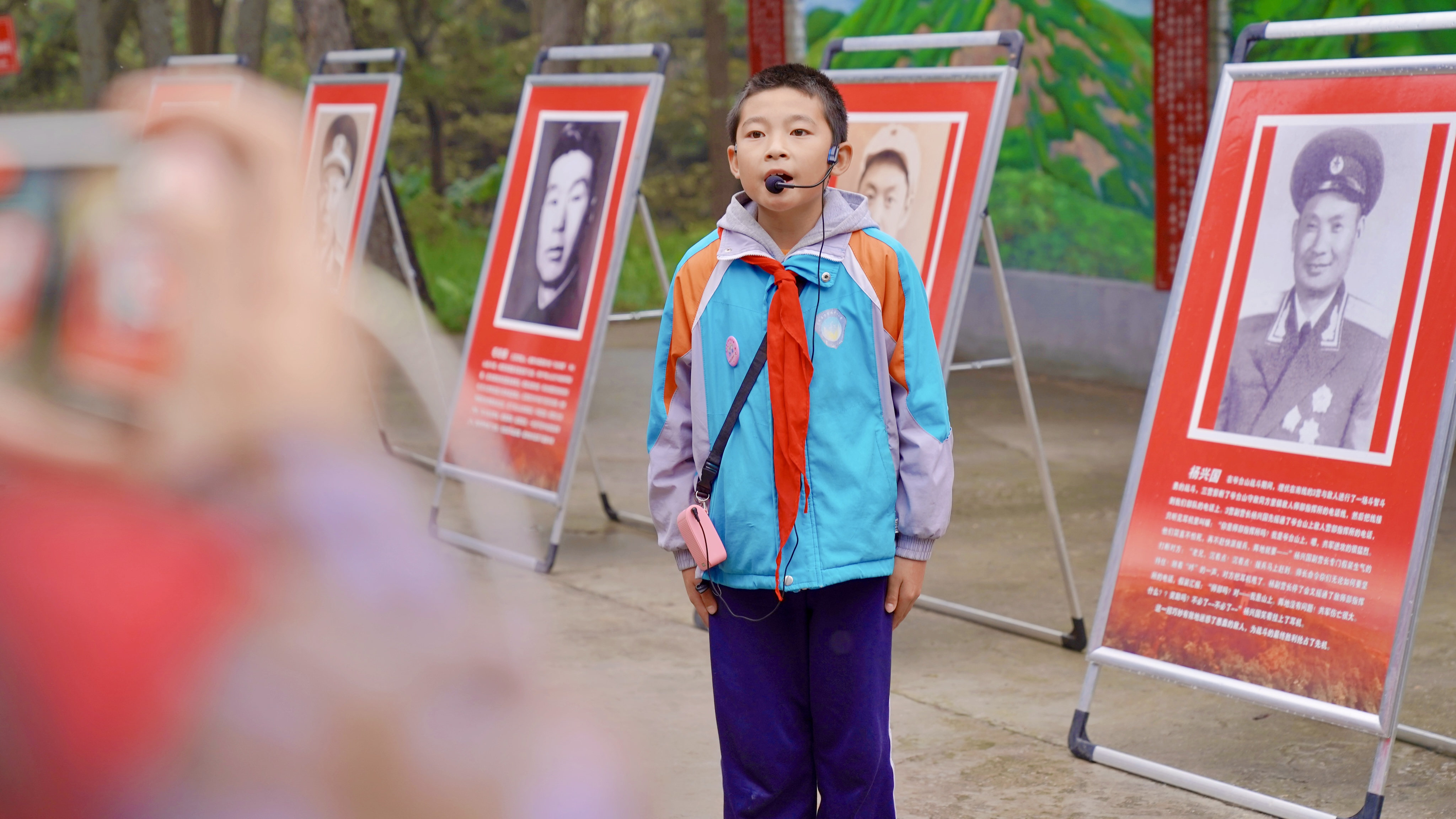 淳化縣方里鎮(zhèn)中心小學(xué)學(xué)生給采訪團講解 淳化縣方里鎮(zhèn)中心小學(xué)學(xué)生給采訪團講解