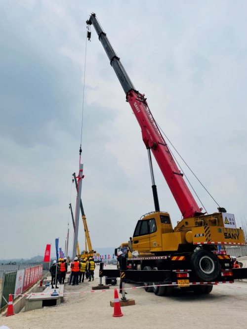 渝昆高鐵川渝段首根接觸網(wǎng)桿吊裝到位。實(shí)習(xí)生越倚航攝