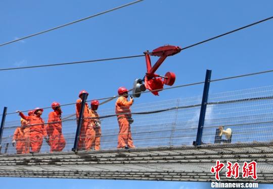 首根主纜索股正在穿越大渡河?!$娦罃z 首根主纜索股正在穿越大渡河?!$娦罃z