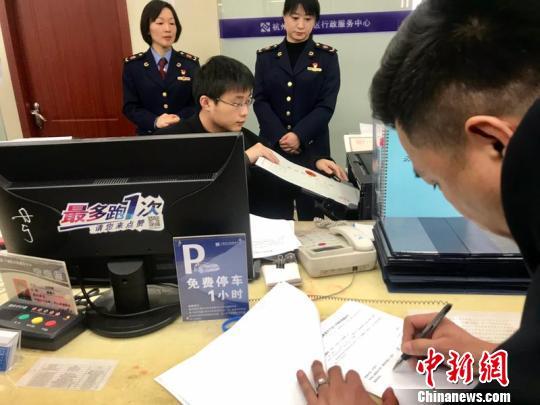 資料圖:杭州市市場(chǎng)監(jiān)管局幫助企業(yè)實(shí)現(xiàn)當(dāng)日準(zhǔn)入準(zhǔn)營(yíng)?!堨蠚g 攝 點(diǎn)擊進(jìn)入下一頁