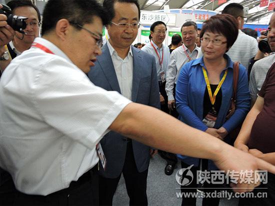 陸治原在定邊展區(qū) 現(xiàn)場觀摩聽取介紹.jpg