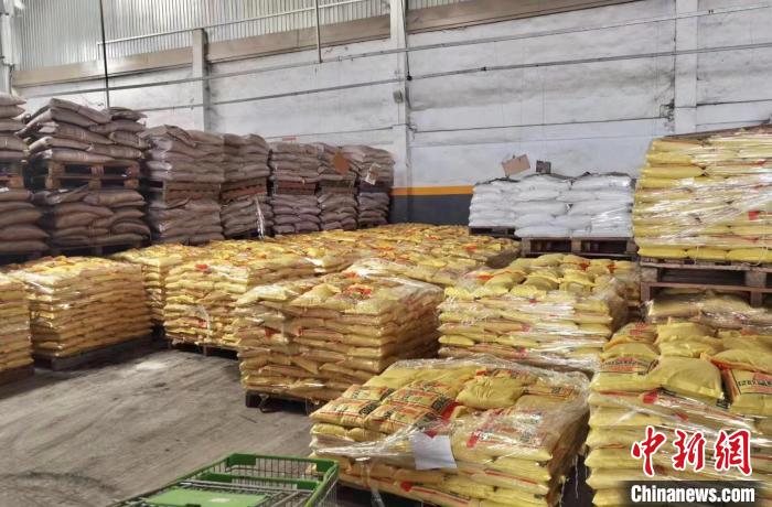 圖為云南向斯里蘭卡捐贈(zèng)的急需物資?！≡颇鲜∪嗣裾馐罗k公室供圖