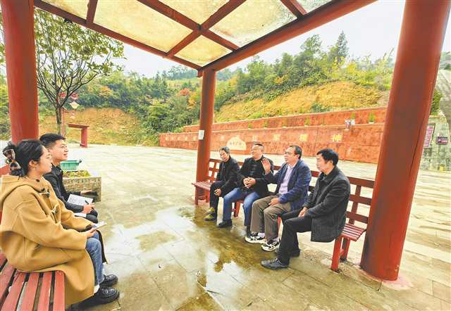 楊關(guān)村與楊柳關(guān)村組建聯(lián)合黨支部,成立楊柳關(guān)戰(zhàn)役遺址保護(hù)黨員先鋒隊(duì), 時(shí)常召開“碰頭會(huì)”。記者 彭瑜 攝/視覺重慶