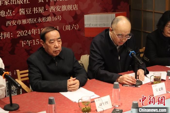 圖為賈平凹(左一)在讀者見面會現(xiàn)場?!±钜画[ 攝 圖為賈平凹(左一)在讀者見面會現(xiàn)場?!±钜画[ 攝