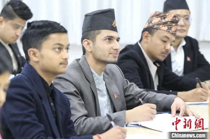 圖為尼泊爾留學(xué)生在青海大學(xué)學(xué)習(xí)藏醫(yī)藥。(資料圖) 張?zhí)砀?攝