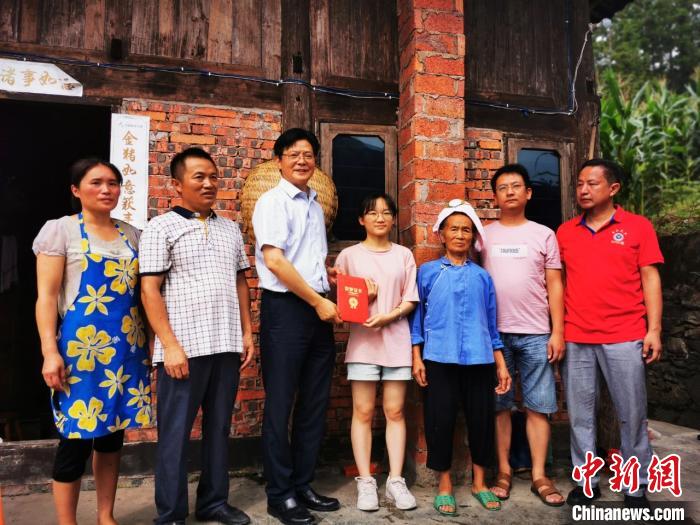 陳立群為學生送喜報。受訪者 供圖 陳立群為學生送喜報。受訪者 供圖