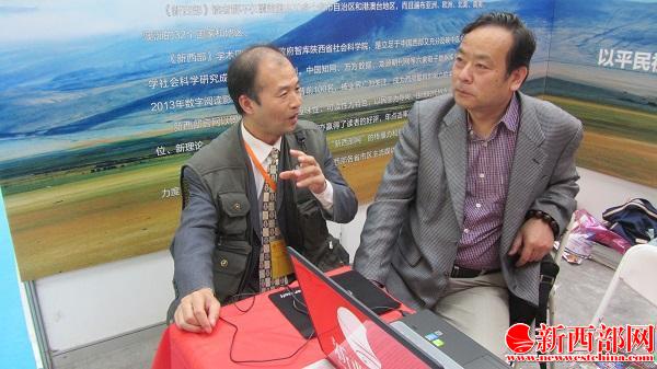 新西部雜志社網(wǎng)絡(luò)部主任王順利向新西部雜志社社長(zhǎng)沙建平(右????匯報(bào)博覽會(huì)直播情??jpg
