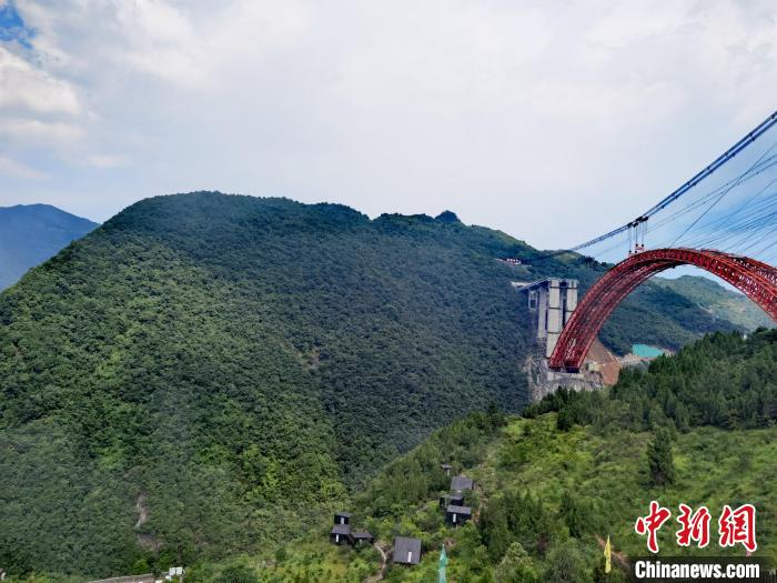 圖為大發(fā)渠特大橋?！≈苎嗔?攝