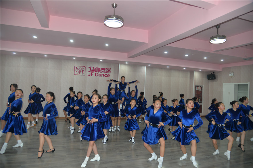 陜西靖邊：凝聚巾幗力量 綻放女性芳華_fororder_拉丁舞排練 (2).JPG