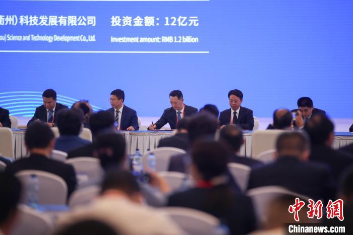 圖為2021年生態(tài)文明貴陽國際論壇閉幕現(xiàn)場(chǎng)?!■暮陚?攝 圖為2021年生態(tài)文明貴陽國際論壇閉幕現(xiàn)場(chǎng)。 瞿宏倫 攝