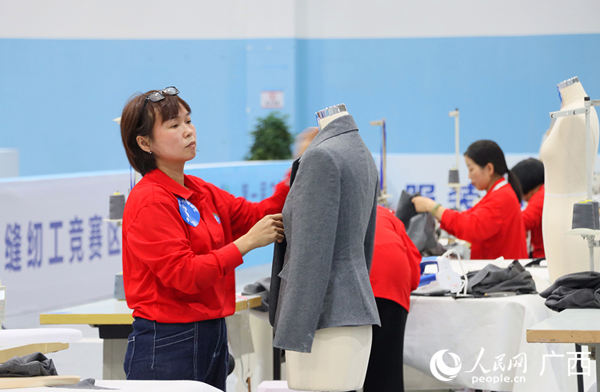 縫紉工賽項(xiàng)比賽現(xiàn)場(chǎng)。人民網(wǎng) 付華周攝 縫紉工賽項(xiàng)比賽現(xiàn)場(chǎng)。人民網(wǎng) 付華周攝