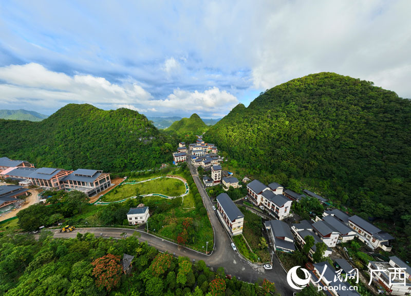 深山中的火賣村。人民網(wǎng) 付華周攝 深山中的火賣村。人民網(wǎng) 付華周攝