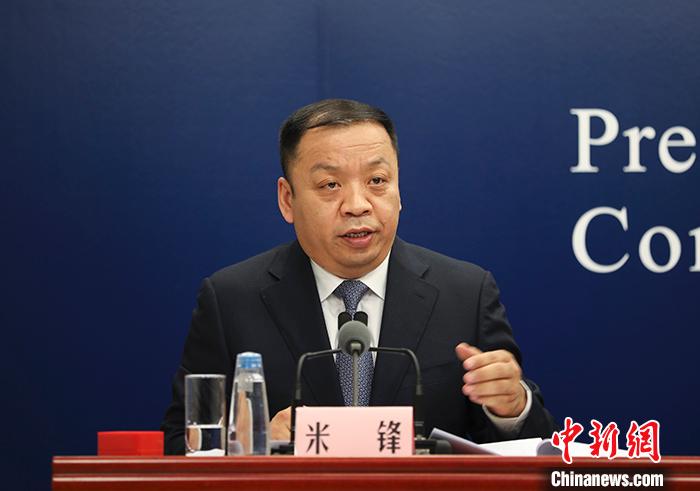 5月12日,中國(guó)國(guó)務(wù)院聯(lián)防聯(lián)控機(jī)制就參加援鄂抗疫和長(zhǎng)期從事傳染病護(hù)理相關(guān)工作情況舉行發(fā)布會(huì)。中國(guó)國(guó)家衛(wèi)生健康委員會(huì)新聞發(fā)言人、宣傳司副司長(zhǎng)米鋒表示,近日再次出現(xiàn)本土散發(fā)病例和聚集性疫情。疫情防控常態(tài)化不意味著防控措施可以松一松、歇一歇。<a target='_blank' >中新社</a>記者 趙雋 攝 點(diǎn)擊進(jìn)入下一頁(yè)