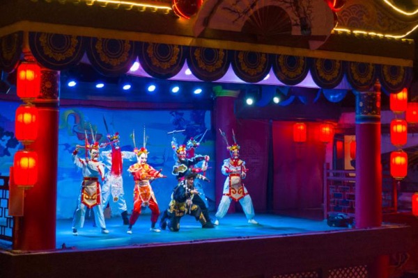 融創(chuàng)渝樂小鎮(zhèn)表演。重慶融創(chuàng)文旅城供圖