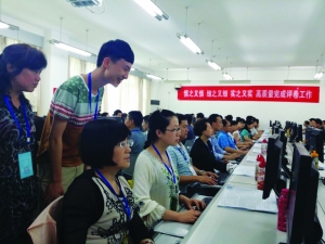 家長、考生們在參觀基地現(xiàn)場