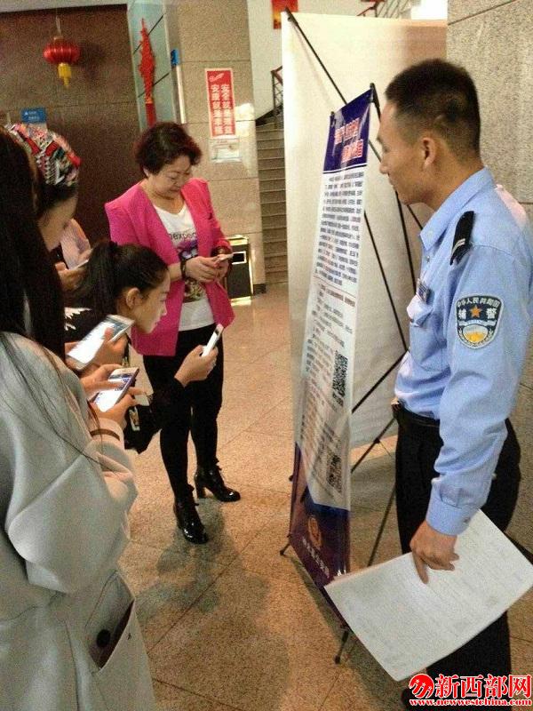 大柳塔派出所民警發(fā)動群眾掃描二維碼參與評選投??JPG