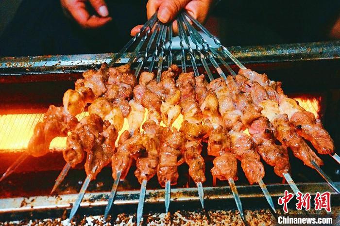 夜市上，誘人的烤肉讓人垂涎欲滴?！≈烨锩?攝