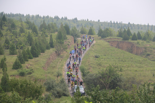 環(huán)村自行車賽先頭部隊(duì)震撼來襲_副本.jpg