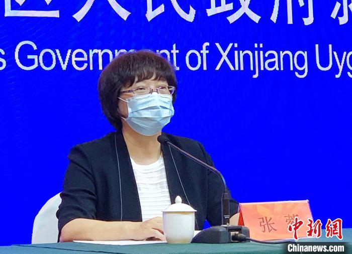 新疆新冠肺炎疫情防控工作指揮部政策落實(shí)專項(xiàng)組負(fù)責(zé)人張蓉26日在新聞發(fā)布會上公布相關(guān)政策?!≮w雅敏 攝 新疆新冠肺炎疫情防控工作指揮部政策落實(shí)專項(xiàng)組負(fù)責(zé)人張蓉26日在新聞發(fā)布會上公布相關(guān)政策。 趙雅敏 攝