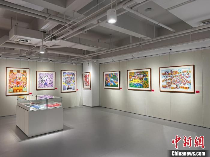 圖為現(xiàn)場展出的農(nóng)民畫作品?!∶疯O瀧 攝 圖為現(xiàn)場展出的農(nóng)民畫作品?!∶疯O瀧 攝