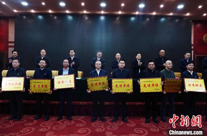 圖為青海省召開(kāi)全省統(tǒng)戰(zhàn)部長(zhǎng)會(huì)議現(xiàn)場(chǎng),部分受表彰代表上臺(tái)領(lǐng)獎(jiǎng)?!●R銘言 攝 圖為青海省召開(kāi)全省統(tǒng)戰(zhàn)部長(zhǎng)會(huì)議現(xiàn)場(chǎng),部分受表彰代表上臺(tái)領(lǐng)獎(jiǎng)?!●R銘言 攝