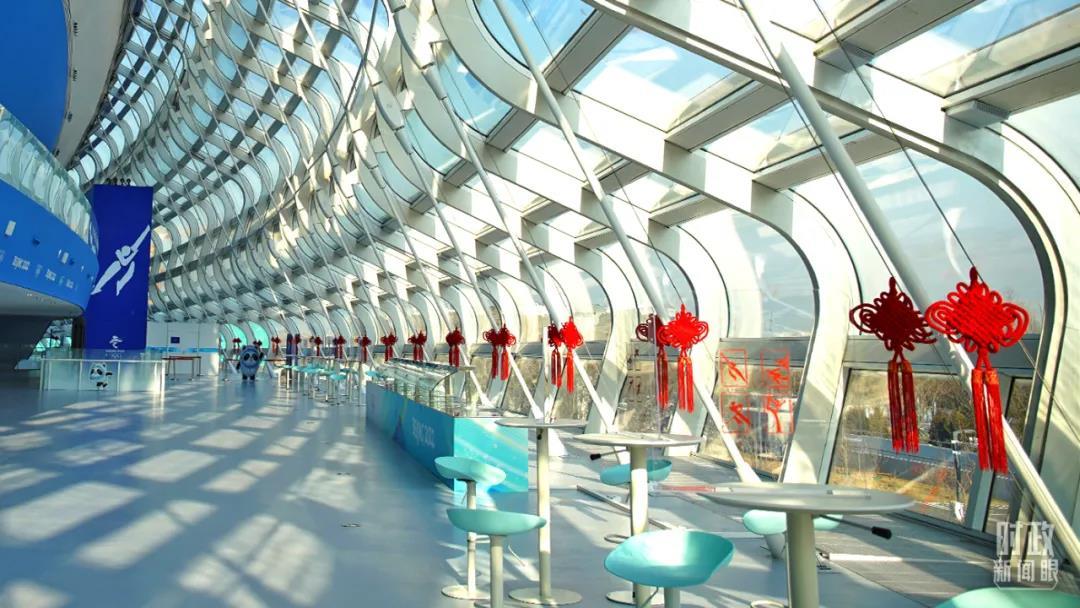 2022年北京冬奧會將在農(nóng)歷大年初四開幕，寓意吉祥喜慶的中國結(jié)提前裝點“冰絲帶”。（總臺央廣記者潘毅拍攝）