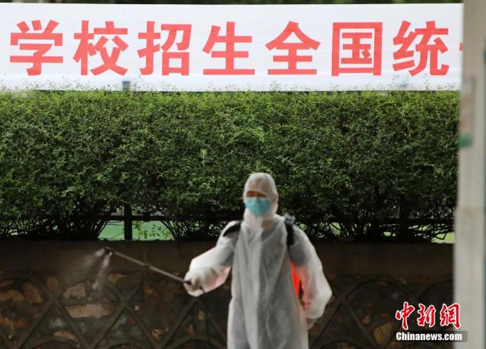 資料圖:消防員正在對高考考場外的公共衛(wèi)生區(qū)域進行全面消殺。 王方 攝 點擊進入下一頁